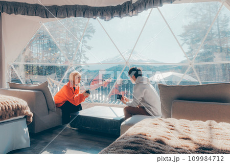 室内で会話するカップル 室内で会話するカップル 109984712