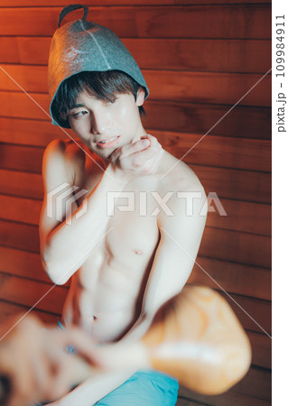 サウナに入る男性 サウナに入る男性 109984911