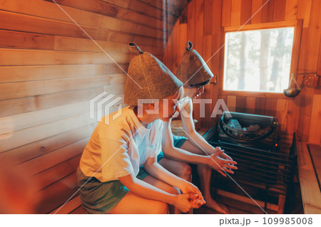 サウナに入る男女 109985008