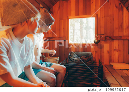 サウナに入る男女 109985017