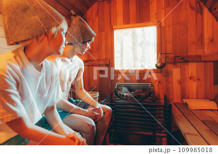 サウナに入る男女 109985018