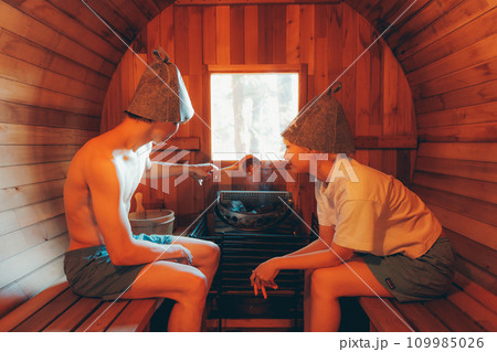 サウナに入る男女 109985026