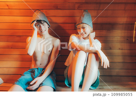 サウナに入るカップル 109985055