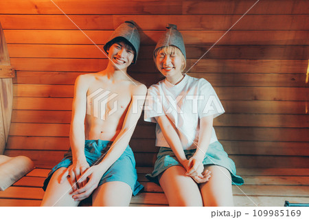 サウナに入って楽しそうなカップル サウナに入って楽しそうなカップル 109985169