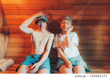 サウナに入って楽しそうなカップル サウナに入って楽しそうなカップル 109985175