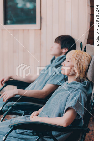 サウナに入り外でくつろぐカップル サウナに入り外でくつろぐカップル 109985244