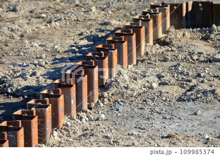 打ち終わった山留シートパイル　(鋼矢板) 109985374