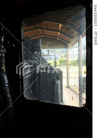 蒸気機関車SLの窓から眺める風景イメージ 109985440