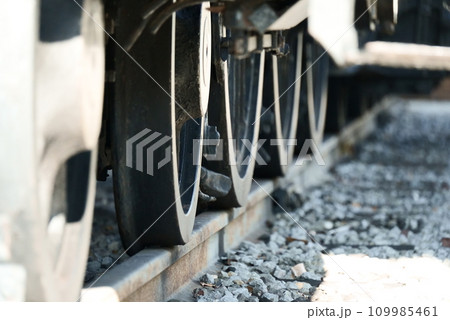 レールの上を走る蒸気機関車のイメージ 109985461