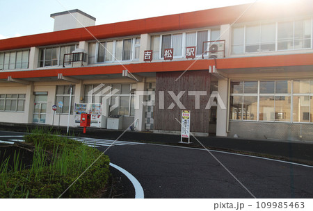 蒸気機関車が飾られる吉松駅の風景 109985463