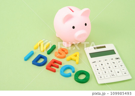iDeCoとNISAイメージ　カラフルな文字とブタの貯金箱と電卓 109985493
