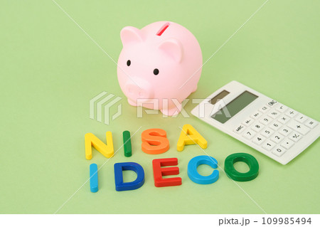 iDeCoとNISAイメージ カラフルな文字とブタの貯金箱と電卓 iDeCoとNISAイメージ カラフルな文字とブタの貯金箱と電卓 109985494