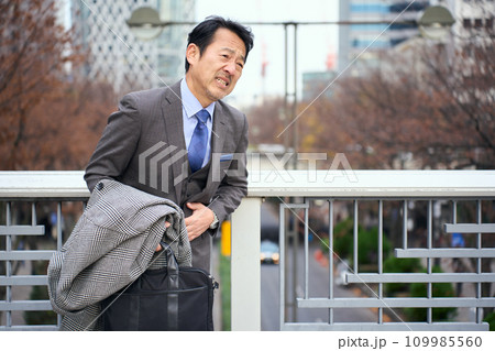 腹痛に見舞われる男性 109985560