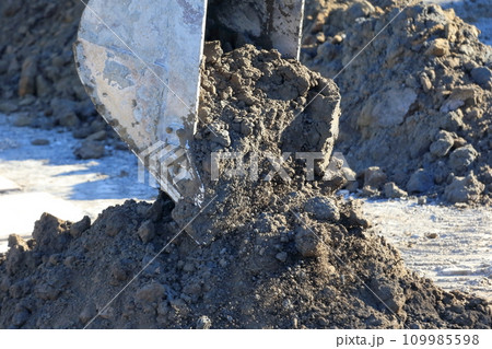 作業中のショベルカー　イメージ 109985598