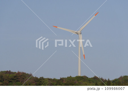 青空に映える風力発電機 109986007