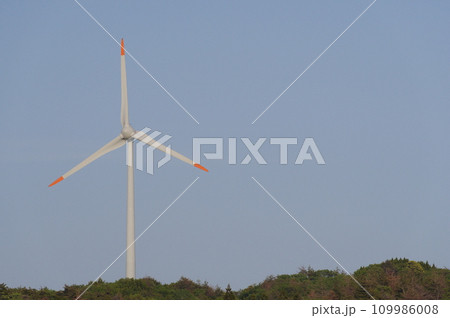 青空に映える風力発電機 青空に映える風力発電機 109986008