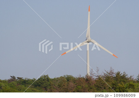 青空に映える風力発電機 109986009