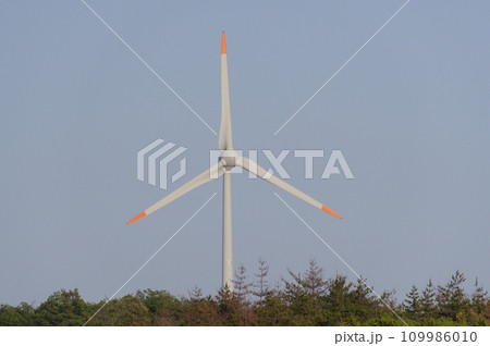 青空に映える風力発電機 青空に映える風力発電機 109986010