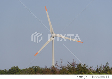 青空に映える風力発電機 109986011