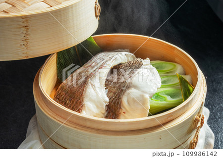 和食　鯛の蒸し料理　Japanese food. Steamed sea bream 109986142