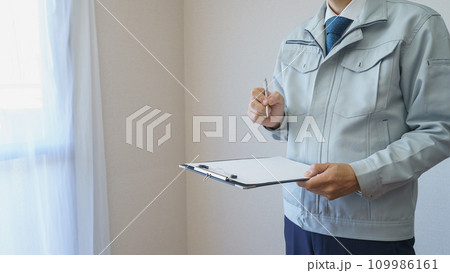 マンションの部屋を点検する作業服の男性｜リフォーム調査・見積り　イメージ 109986161