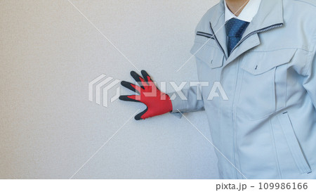 壁紙を点検する作業服の男性|リフォーム調査・見積り イメージ 壁紙を点検する作業服の男性|リフォーム調査・見積り イメージ 109986166