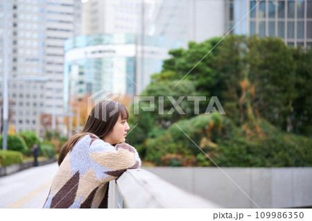 寂しい表情の女性 109986350