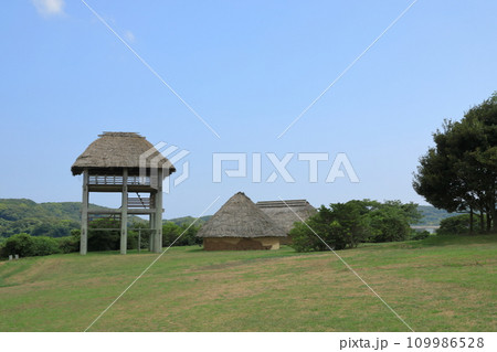 快晴の青空の下に立ち並ぶ壱岐島原の辻遺跡の建物 快晴の青空の下に立ち並ぶ壱岐島原の辻遺跡の建物 109986528