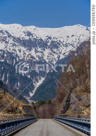 《奥飛騨の絶景・春》残雪の北アルプスと北アルプス大橋 109986760