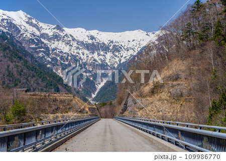 《奥飛騨の絶景・春》残雪の北アルプスと北アルプス大橋 《奥飛騨の絶景・春》残雪の北アルプスと北アルプス大橋 109986770