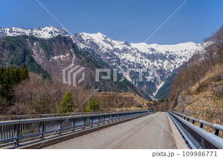 《奥飛騨の絶景・春》残雪の北アルプスと北アルプス大橋 《奥飛騨の絶景・春》残雪の北アルプスと北アルプス大橋 109986771