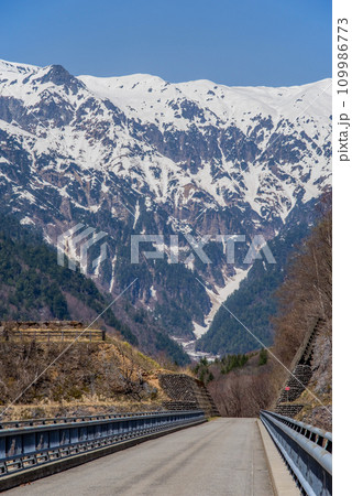 《奥飛騨の絶景・春》残雪の北アルプスと北アルプス大橋 《奥飛騨の絶景・春》残雪の北アルプスと北アルプス大橋 109986773