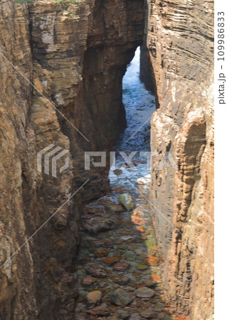海水が流れ込む壱岐辰ノ島の鬼の足跡の景色 109986833