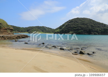 壱岐辰ノ島の波打ち際の遊歩道から眺めた海岸線の風景 壱岐辰ノ島の波打ち際の遊歩道から眺めた海岸線の風景 109986837