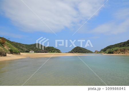 壱岐辰ノ島海水浴場の透き通った遠浅の海の景色 壱岐辰ノ島海水浴場の透き通った遠浅の海の景色 109986841