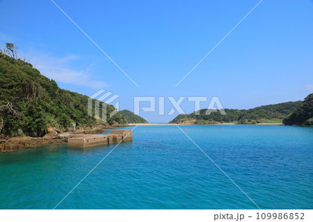 壱岐辰ノ島渡船発着所付近のエメラルドジョアと呼ばれる海 109986852