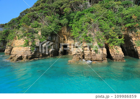 透き通ったブルーの海が広がる壱岐辰ノ島海の宮殿 109986859