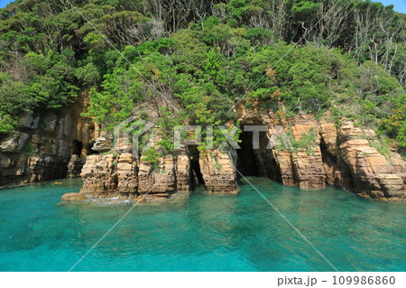 海底が見えるほど透き通った海の壱岐辰ノ島海の宮殿の景色 109986860
