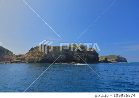 切り立った絶壁がそびえ立つ壱岐辰ノ島沿岸の風景 切り立った絶壁がそびえ立つ壱岐辰ノ島沿岸の風景 109986874