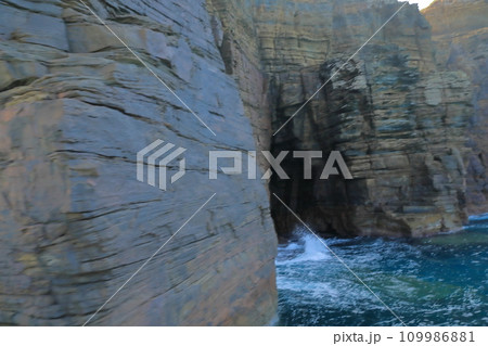 壱岐辰ノ島の海にそびえる大屏風岩の景色 109986881