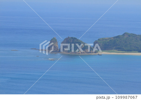 壱岐島城山公園から眺めた勝本湾の景色 壱岐島城山公園から眺めた勝本湾の景色 109987067