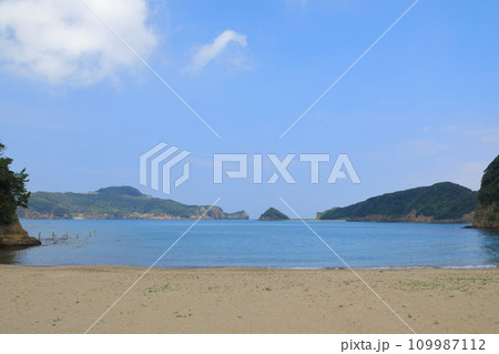 青空の下の壱岐島串山海水浴場の美しいビーチの風景 青空の下の壱岐島串山海水浴場の美しいビーチの風景 109987112