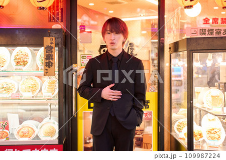 中華料理屋で食事を済ませた水商売風の男性 109987224