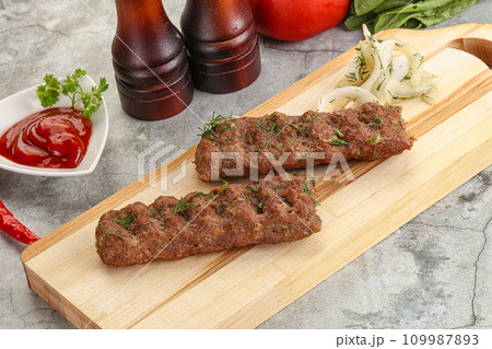Kebab with beef served onion Kebab with beef served onion 109987893