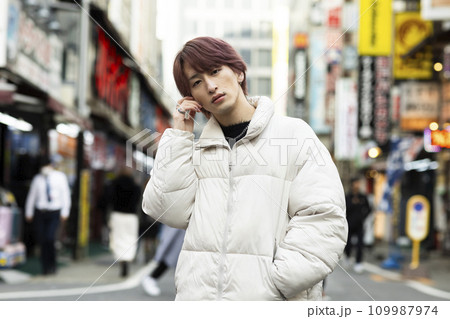 東京で暮らす若い男性 109987974