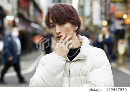 東京で暮らす若い男性 東京で暮らす若い男性 109987979
