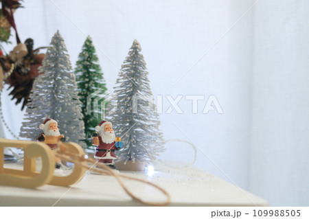 クリスマスツリーとサンタクロース 109988505