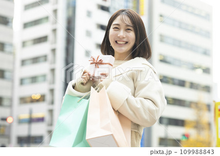 買い物を楽しむ若い女性 109988843