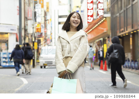 買い物を楽しむ若い女性 109988844