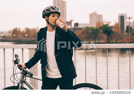 自転車を止めて休憩するビジネスマン 109989026